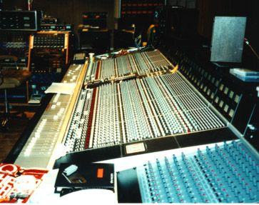 mixdesk.jpg (54466 bytes)